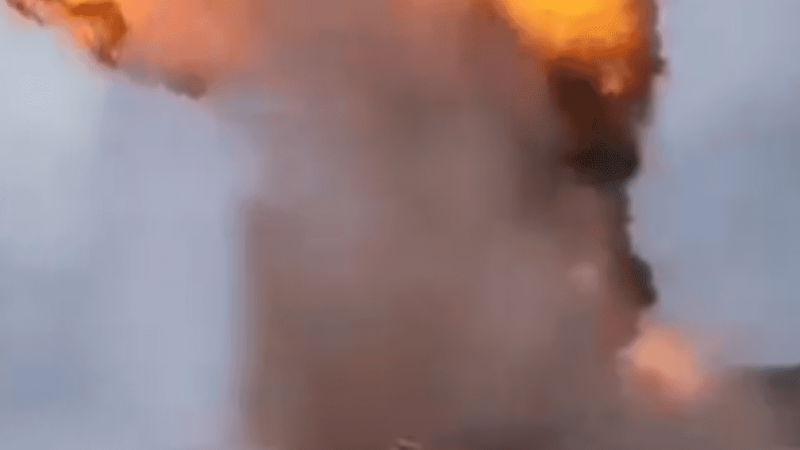 Airstrikes Reported in Sanaa Following Oil Facility Evacuation Call